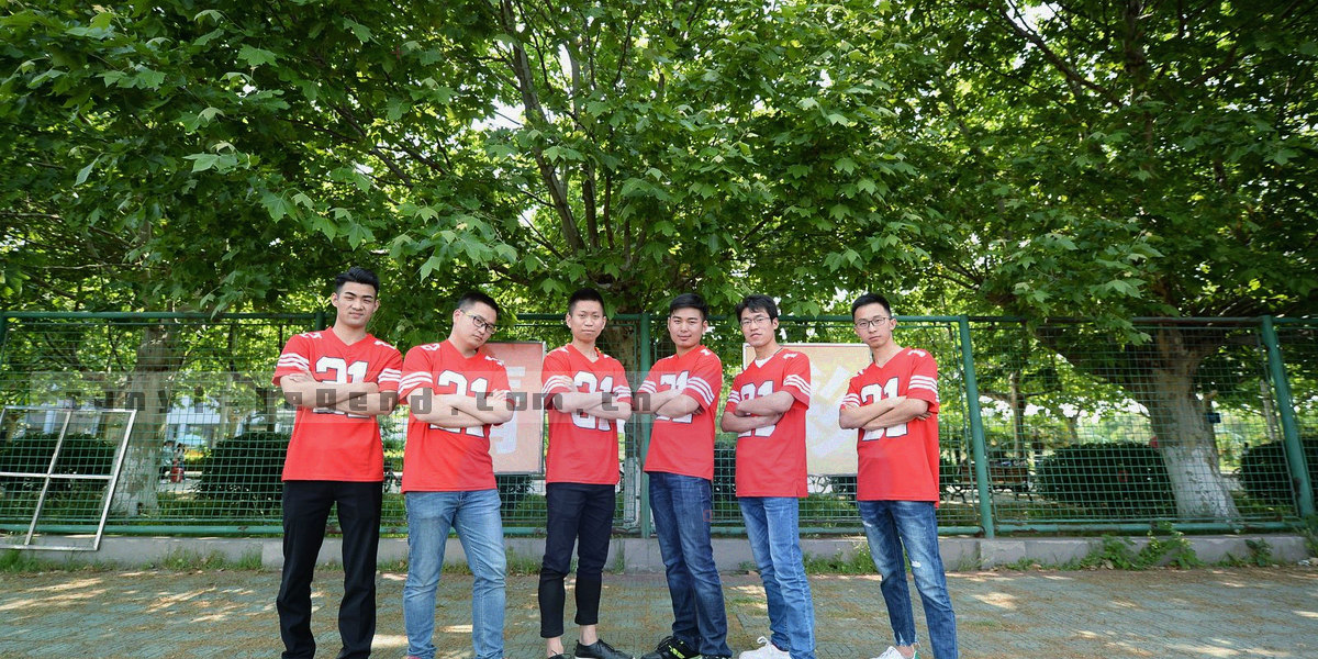 球场俯拍视角的抽象构图，中圈与边线构成几何形状
